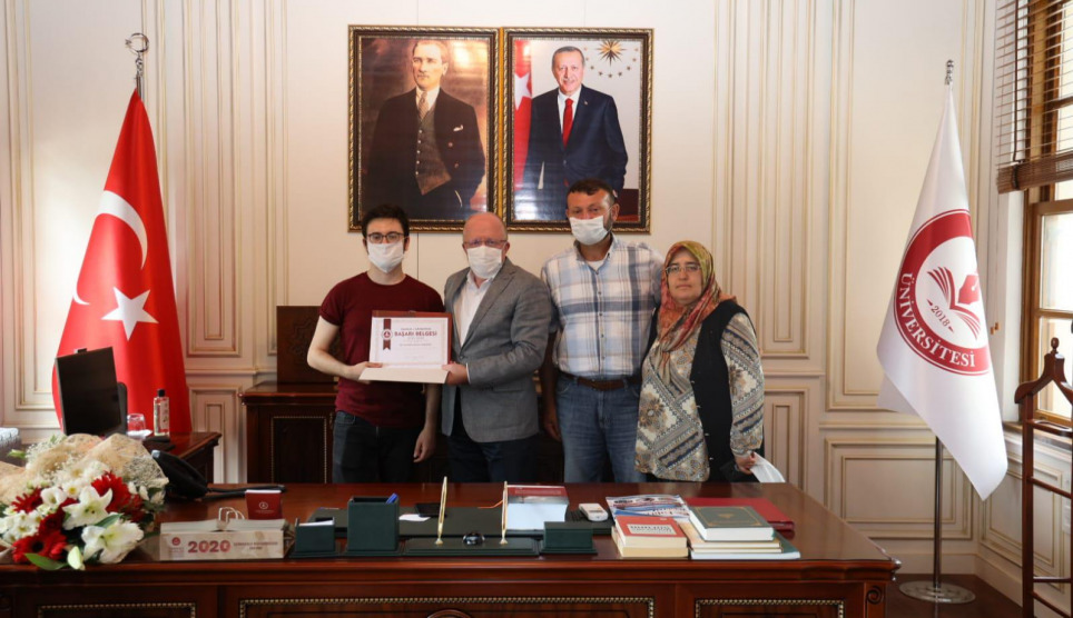 SAMÜ Havacılık ve Uzay Bilimleri Fakültesi Birincisine Rektör Aydın’dan Tebrik