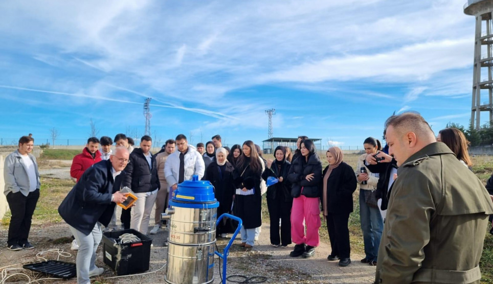 Kavak MYO’da “Yapılarda Cephe Temizliğinde Yenilikçi Yaklaşım”Konulu Seminer ve Örnek Uygulama Düzenlendi.