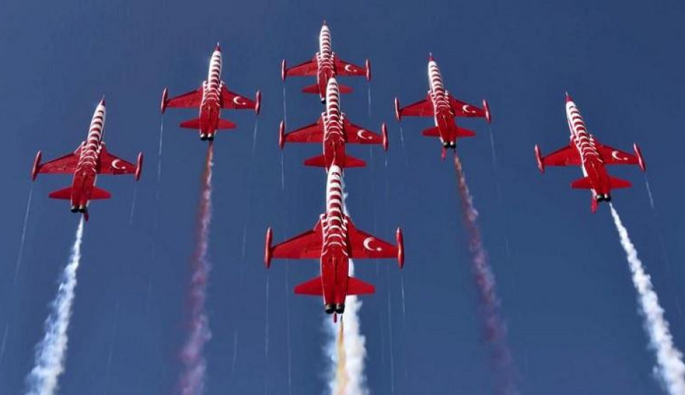 Türk Yıldızları Çanakkale Şehitlerini Selamladı