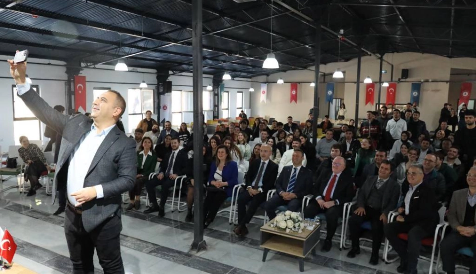 Üniversitemizde ‘2025’te Dünya ve Türkiye’de Makroekonomik Beklentiler’ Etkinliği Gerçekleştirildi